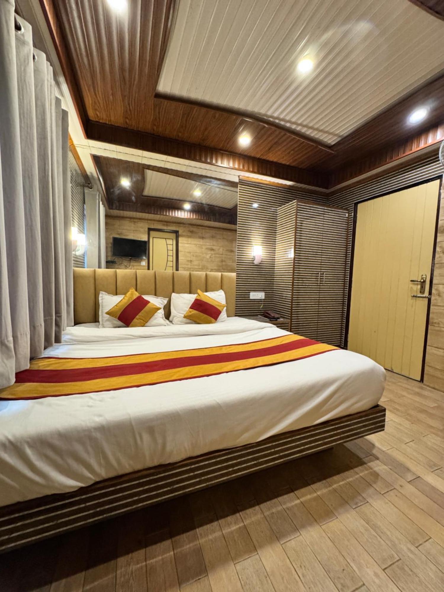 Victory Hotel And Restaurant By Gs Hospitality شيملا المظهر الخارجي الصورة
