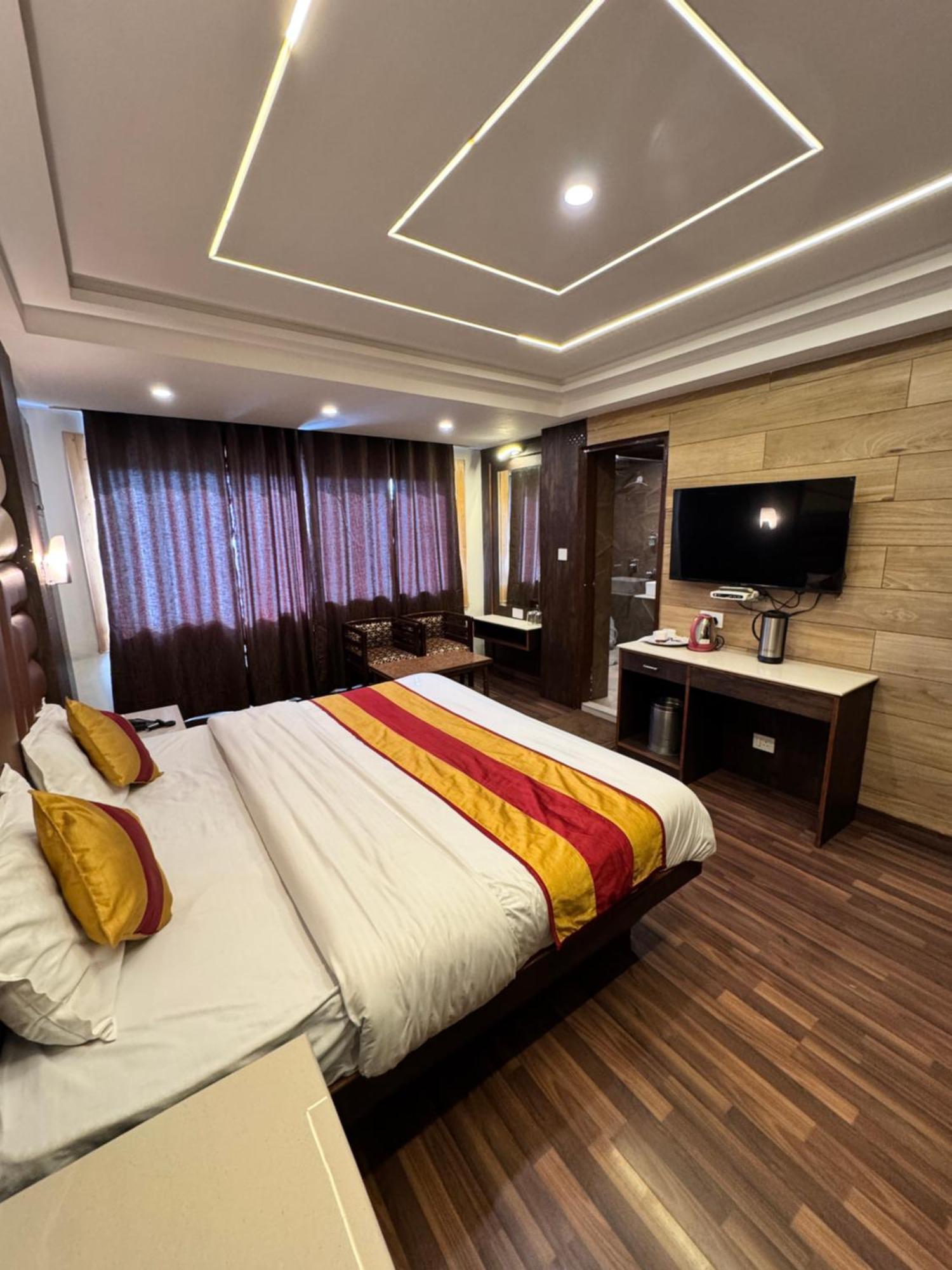 Victory Hotel And Restaurant By Gs Hospitality شيملا المظهر الخارجي الصورة