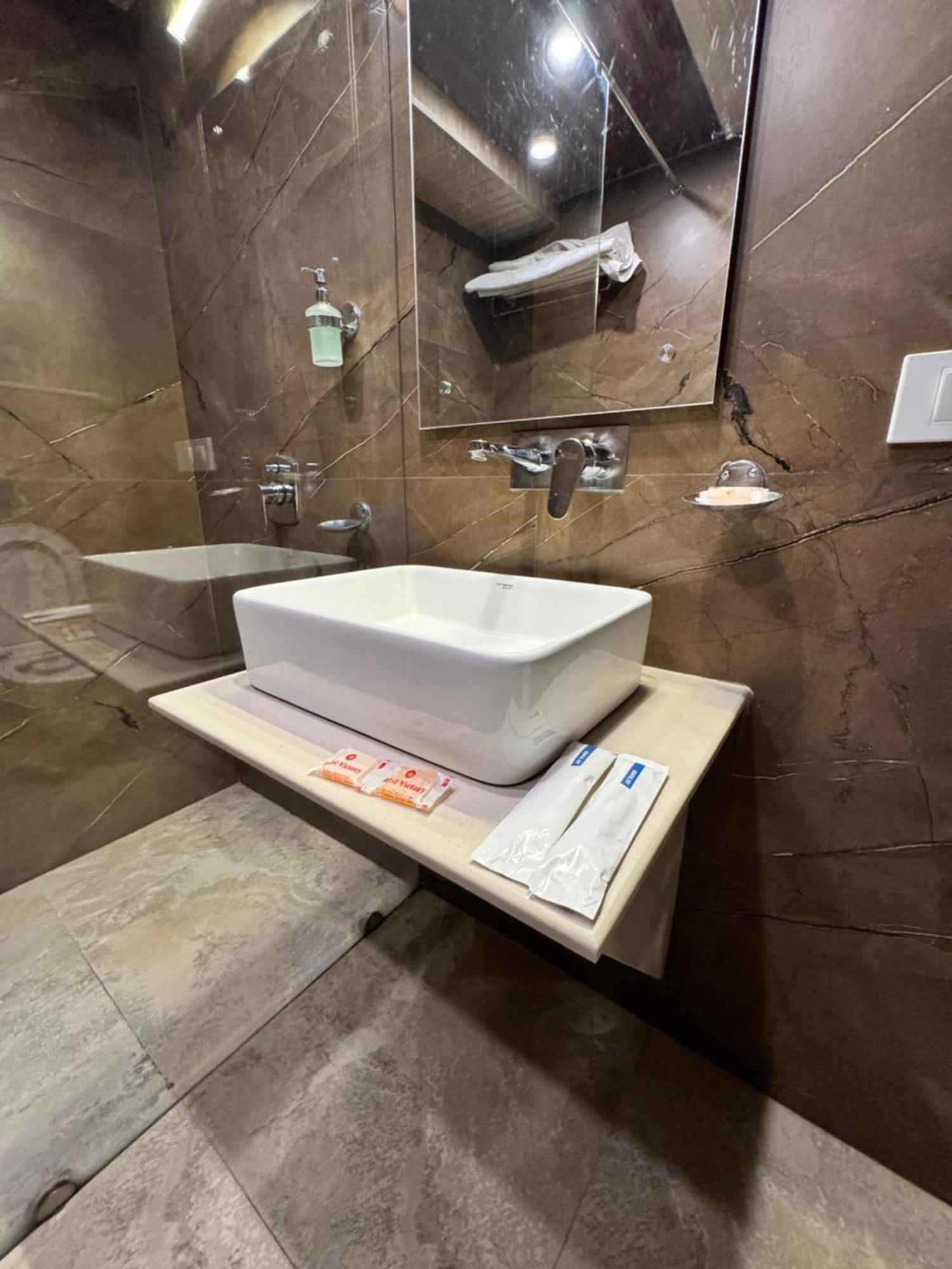 Victory Hotel And Restaurant By Gs Hospitality شيملا المظهر الخارجي الصورة