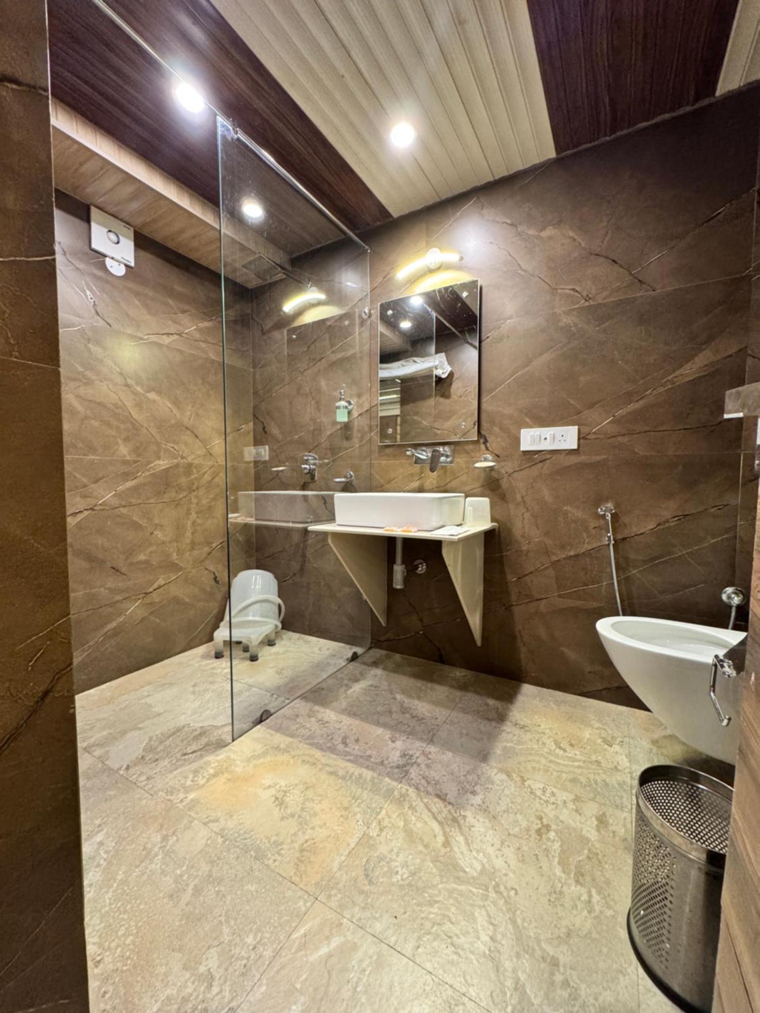 Victory Hotel And Restaurant By Gs Hospitality شيملا المظهر الخارجي الصورة