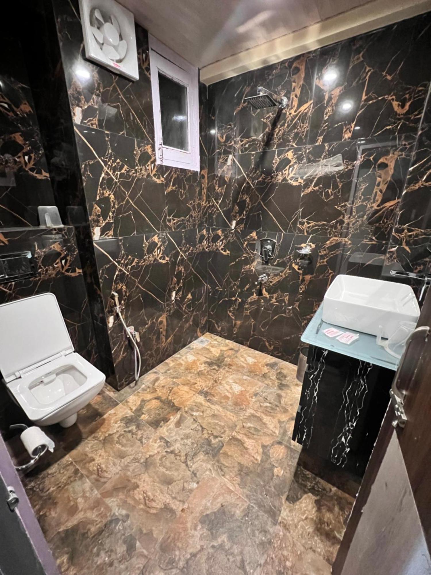 Victory Hotel And Restaurant By Gs Hospitality شيملا المظهر الخارجي الصورة