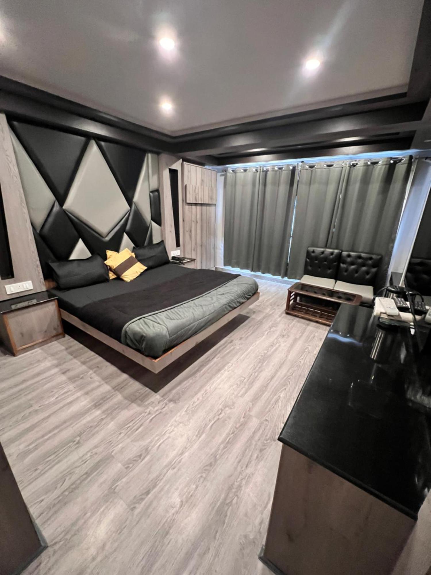 Victory Hotel And Restaurant By Gs Hospitality شيملا المظهر الخارجي الصورة