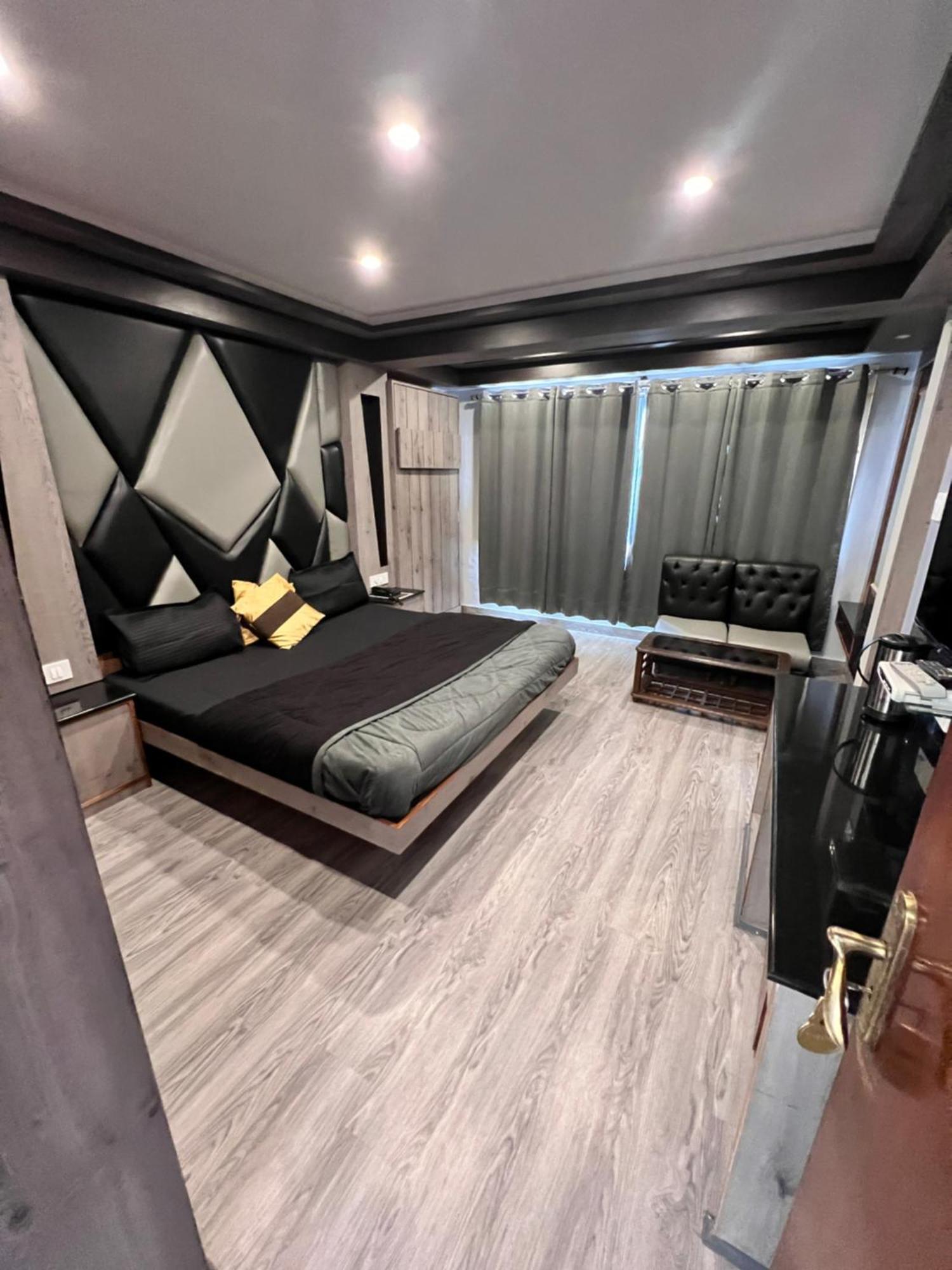 Victory Hotel And Restaurant By Gs Hospitality شيملا المظهر الخارجي الصورة