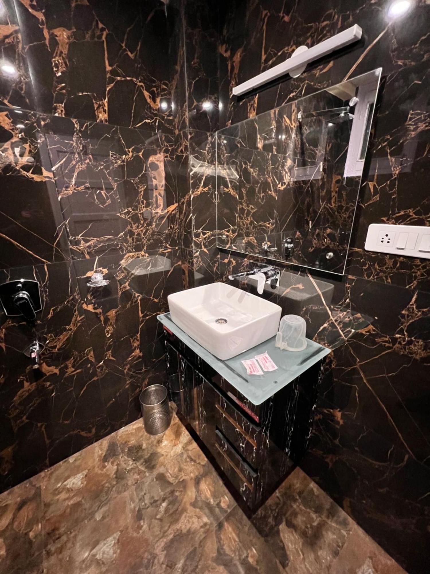 Victory Hotel And Restaurant By Gs Hospitality شيملا المظهر الخارجي الصورة